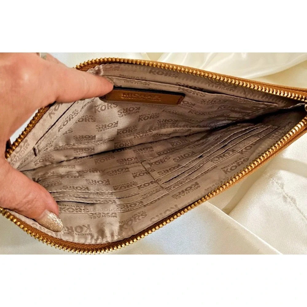 Michael Kors Large(10.5 x 6) Top Zip Leather Pouch/Wristlet/Makeup Bag/Tan/White